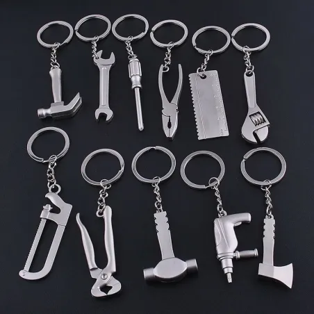 llaveroLlavero con herramientas de metal - llave inglesa / martillo / sierra / hacha / electrotaladro / tijeras