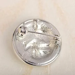 Broche de parteira redondo - com cristais - em forma de moeda - feto