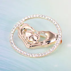 Elegant rund brosch - med kristaller - hjärtformade sammanfogade händer