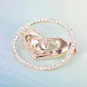 Elegant rund broche - med krystaller - hjerteformede sammenføjede hænder
