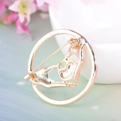 Elegant rund broche - med krystaller - hjerteformede sammenføjede hænder