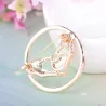 Elegant rund brosch - med kristaller - hjärtformade sammanfogade händer