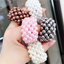 Scrunchie z perłowymi koralikami - elastyczna gumka do włosówWłosy