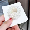 Scrunchie z perłowymi koralikami - elastyczna gumka do włosówWłosy