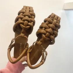 Sandálias rasas da moda - com tira - padrão trançado