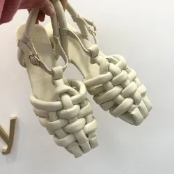 Sandali piatti alla moda - con cinturino - motivo intrecciato
