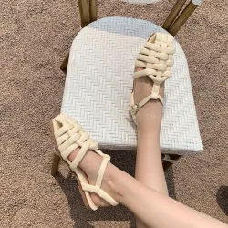 Modische flache Sandalen - mit Riemchen - Flechtmuster