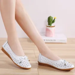 Sapatos rasos clássicos da moda - slip-on - design oco