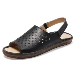 Moderiktiga platta sandaler - öppen tå / klack