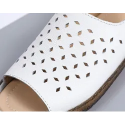 Modische flache Sandalen - offene Spitze / Ferse