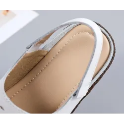 Sandálias rasas da moda - bico aberto / calcanhar