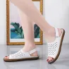 Modische flache Sandalen - offene Spitze / Ferse