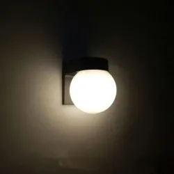 Moderne kugleformet lampe - udendørs væglampe