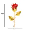 Broche en or élégante avec une rose rouge