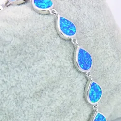 Moderigtigt armbånd - med vanddråbeformet blå opal