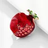Elegant broche med rødt granatæble