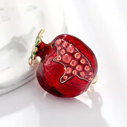 Elegant broche med rødt granatæble