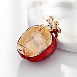 Elegant broche med rødt granatæble