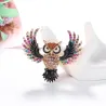 Broche elegante com coruja de cristal colorida