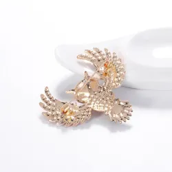 Stilfuld broche med farverig krystalugle