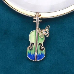 Snygg brosch med gitarr & kristallfjäril