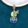 Stilfuld broche med guitar & krystal sommerfugl
