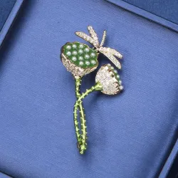 Fleur de lotus avec libellule en cristal - broche élégante