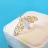 Moderigtig guldbroche - med perlebi & krystaller