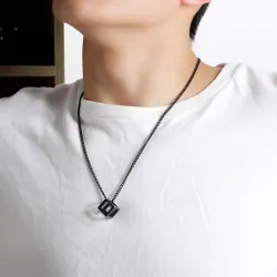 Collier de style punk - pendentif en forme de cube évidé - unisexe