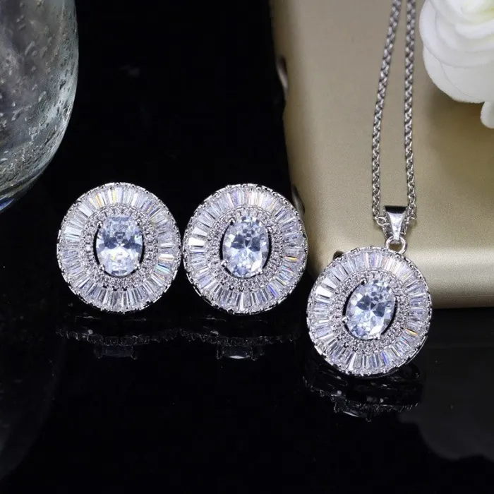 Parure di gioielli alla moda - orecchini - collana - con zirconi rotondi