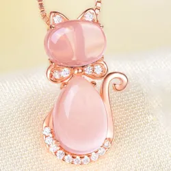 Stilfuld rosa guld halskæde - katteformet vedhæng - krystaller - pink opal