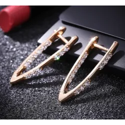 Moderigtige V-formede øreringe - med cubic zirconia