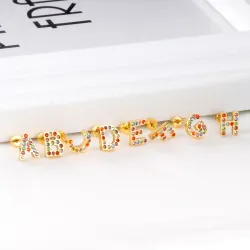 Elegante små øredobber - med fargerike rhinestones - alfabetbokstaver