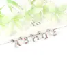 Brincos pequenos elegantes - com strass coloridos - letras do alfabeto