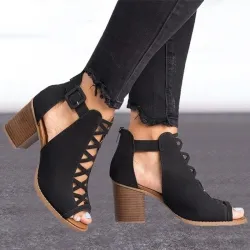 Modne buty drążone - sandały za kostkę - gruby obcasSandały