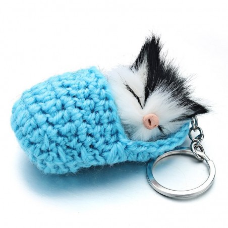 Śpiący kot w ręcznie plecionym łóżeczku - brelokBreloczki Do Kluczy