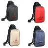 Tyverisikret skuldertaske med USB-port - crossbody - PVC brysttaske