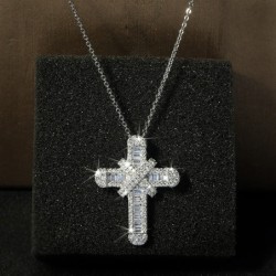 Luksusowy srebrny naszyjnik - zawieszka z białym kryształowym krzyżemNaszyjniki