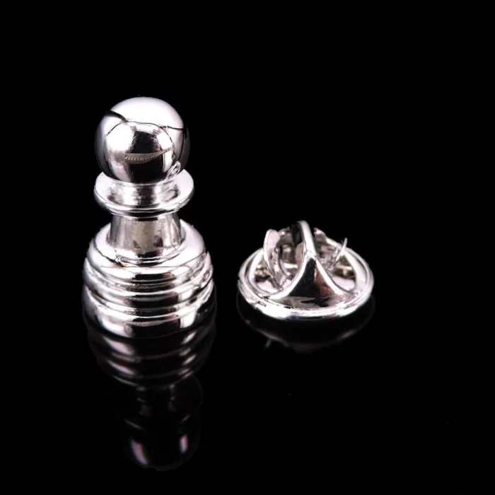 Klasyczna srebrna broszka - przypinka - wzór szachowyBroszki