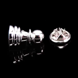 Klassisk silverbrosch - nål - schackdesign