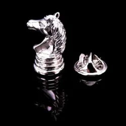 Klassisk sølvbroche - nål - skakhestedesign