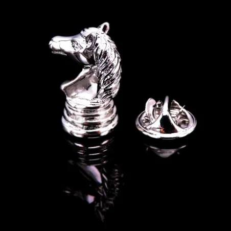 Klassisk silverbrosch - nål - schackhästdesign