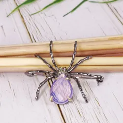 Elegant brosch - svart spindel - rosa opal