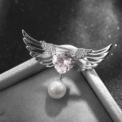 Luksuriøs broche - englevinger - krystalhjerte - perle