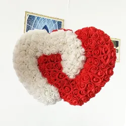 Hvid & rød rose hjerte - lavet af infinity roser - 30cm