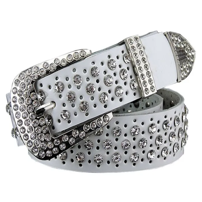 Fasjonabelt skinnbelte - med hull / rhinestones - metallspenne
