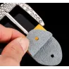 Fasjonabelt skinnbelte - med hull / rhinestones - metallspenne