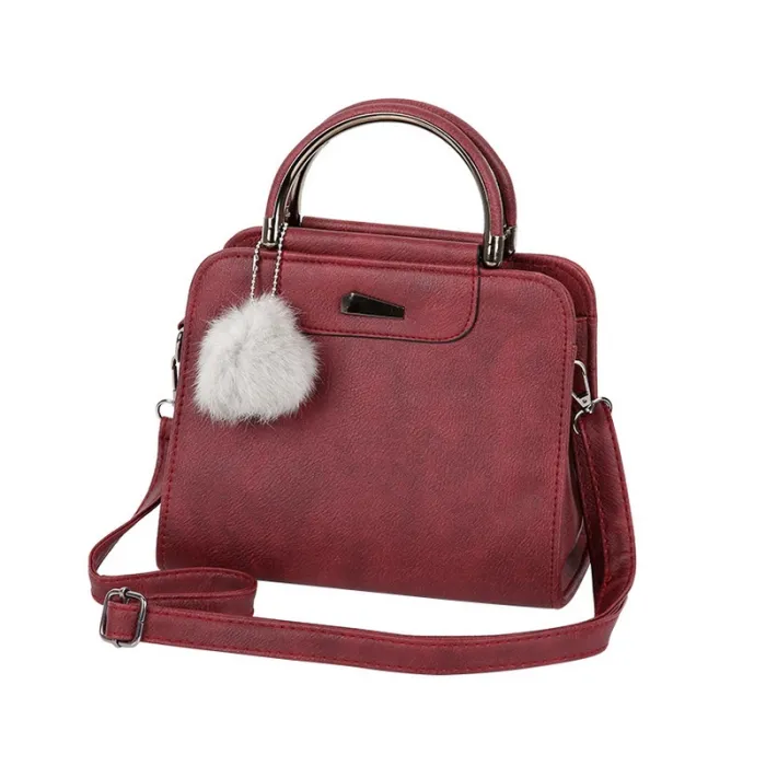 Bolsa vintage - com alça de ombro - pom pom de pele - couro