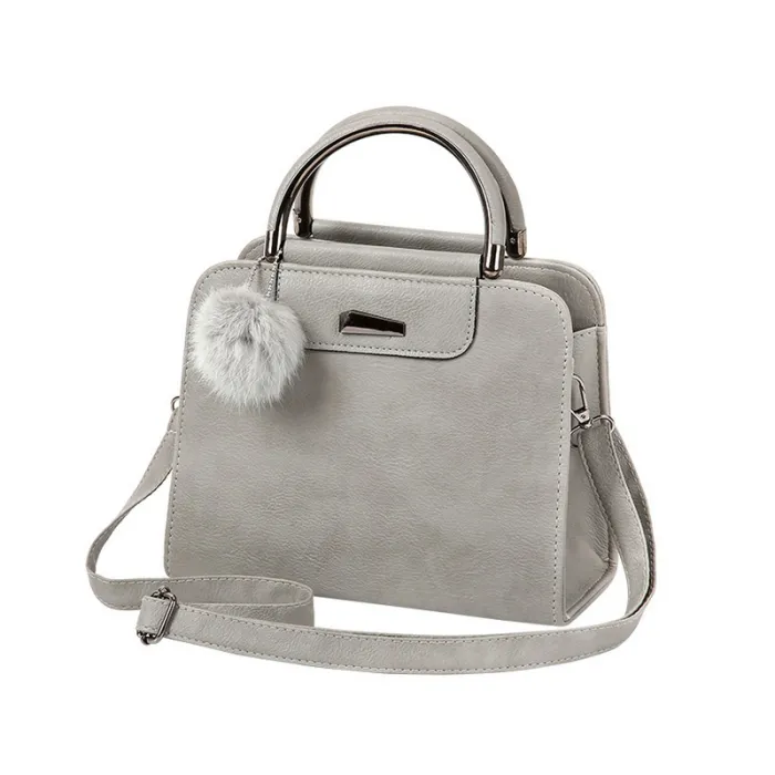 Bolsa vintage - com alça de ombro - pom pom de pele - couro