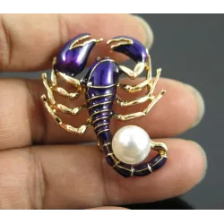 Broche en émail - scorpion avec perle